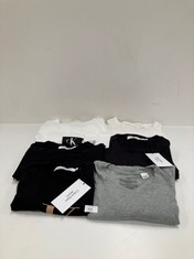 6 X CALVIN KLEIN GARMENTS VARIOUS SIZES AND MODELS INCLUDING GREY T-SHIRT M - LOCATION 26C.