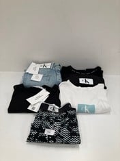 5 X CALVIN KLEIN CLOTHING VARIOUS SIZES AND STYLES INCLUDING WHITE T-SHIRT XL - LOCATION 26C.