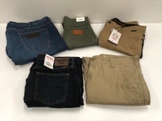 5 X TROUSERS VARIOUS MAKES, MODELS AND SIZES INCLUDING GREEN WRANGLER TROUSERS SIZE 27 - LOCATION 43C.