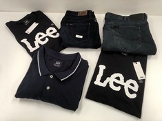 5 X LEE BRAND CLOTHING VARIOUS SIZES AND MODELS INCLUDING NAVY BLUE T-SHIRT SIZE XL - LOCATION 4C.