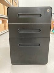 BLACK FILING CABINET WITH 3 DRAWERS AND KEY.