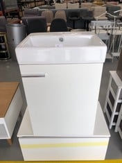 2 X HOME FURNITURE INCLUDING WHITE BATHROOM VANITY UNIT.