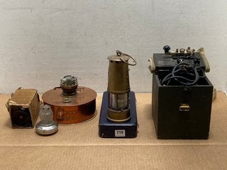 9 X MEMORABILIA ITEMS TO INCLUDE MINERS OIL LAMPS: LOCATION - A2