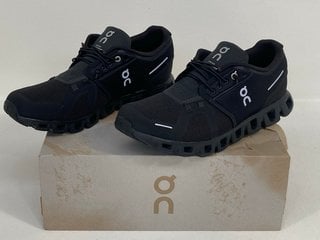 ON CLOUD 5 ALL BLACK TRAINERS UK SIZE 9.5 - RRP £130: LOCATION - FRONT BOOTH