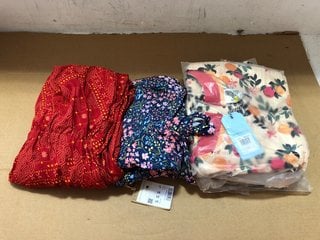 4 X ASSORTED WOMENS CLOTHING TO INCLUDE WEIRDFISH NALANI ECO VISCOSE PRINTED JUMPSUIT IN CHILLI RED UK SIZE 18: LOCATION - A15