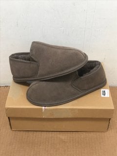 ECM 002 (SUEDE) SIZE 8 SLIPPERS IN THE COLOUR VOLE: LOCATION - B9