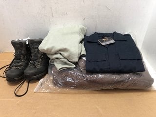 4 X ASSORTED CLOTHING ITEMS TO INCLUDE BERGHAUS OUTDOOR PERFORMANCE BOOTS UK SIZE 10: LOCATION - B8