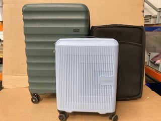 3 X ASSORTED SUITCASES TO INCLUDE AMERICAN TOURISTER CABIN SIZE HARD SHELL WHEELED COMBINATION LOCK SUITCASE IN LIGHT BLUE: LOCATION - B1