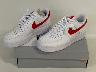 NIKE AIR FORCE 1 LOW "07 TRAINERS IN WHITE/FIRE RED UK SIZE 8 - RRP: £100: LOCATION - FRONT BOOTH