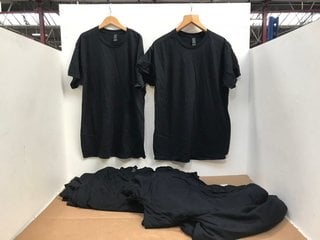 QTY OF GILDAN PLAIN CREW NECK T-SHIRTS IN BLACK - UK L: LOCATION - C4