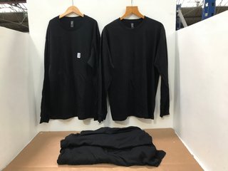 QTY OF GILDAN PLAIN CREW NECK T-SHIRTS IN BLACK - UK L: LOCATION - C6