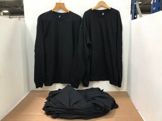 QTY OF GILDAN PLAIN CREW NECK T-SHIRTS IN BLACK - UK XL: LOCATION - C6