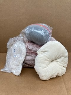 4 X ASSORTED ITEMS TO INCLUDE FAUX FUR BEAN BAG IN BLUSH PINK: LOCATION - C11