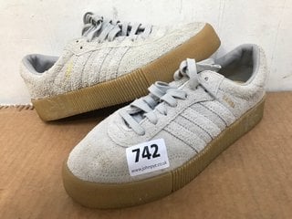 PAIR OF ADIDAS SAMBA TRAINERS IN GREY - UK 5: LOCATION - C15