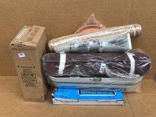 QTY OF ASSORTED PET ITEMS TO INCLUDE CAT SCRATCHING POST: LOCATION - D15