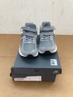 NEW BALANCE CHILDRENS TRAINERS IN GREY - UK SIZE 1: LOCATION - D11