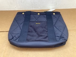 BARBOUR HEALY QUILTED TOTE BAG IN NAVY: LOCATION - D11