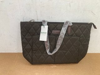 BARBOUR QUILTED TOTE BAG IN OLIVE: LOCATION - D10