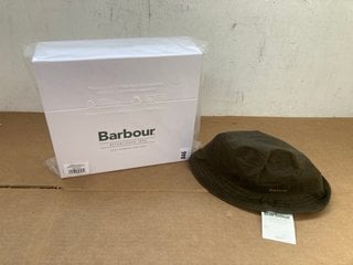 BARBOUR RIDLEY BEANIE & SCARF GIFT SET TO ALSO INCLUDE BARBOUR BELSAY WAX BUCKET HAT IN BROWN: LOCATION - D10