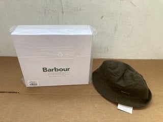 BARBOUR RIDLEY BEANIE & SCARF GIFT SET TO ALSO INCLUDE BARBOUR BELSAY WAX BUCKET HAT IN BROWN: LOCATION - D10