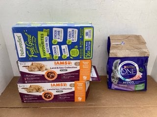 4 X ASSORTED PET FOOD ITEMS TO INCLUDE PACK OF PURINA ONE 2.8KG BIFENSIS SENSITIVE CAT BISCUITS - BBE 1/26: LOCATION - D10