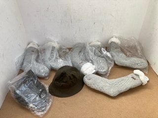 6 X PAIRS OF BARBOUR CABLE KNIT LOUNGE SOCKS IN GREY TO ALSO INCLUDE 2 X BARBOUR BELSAY WAX BUCKET HATS IN BROWN: LOCATION - D10