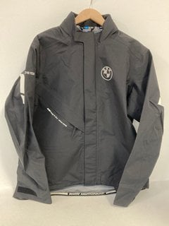 BMW MOTORRAD GS RALLYE RAINPROOF JACKET IN BLACK UK SIZE XL: LOCATION - FRONT BOOTH