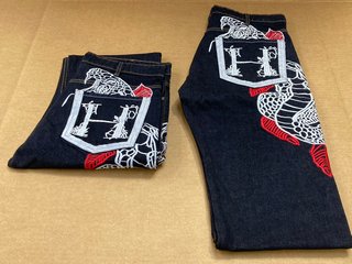 2 X PAIRS OF HIP HOP EMBROIDERED BAGGY JEANS IN DARK DENIM/WHITE/RED - SIZE UNKNOWN: LOCATION - D6