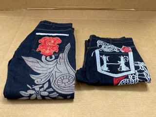 2 X PAIRS OF ASSORTED HIP HOP EMBROIDERED BAGGY JEANS IN DARK DENIM/WHITE/RED - SIZE UNKNOWN: LOCATION - D6