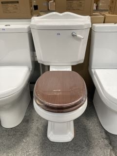 (COLLECTION ONLY) TRADITIONAL STYLED CLOSED COUPLED TOILET COMPLETE WITH CISTERN FITTINGS & FLUSH HANDLE WITH WOOD EFFECT TOILET SEAT - RRP £385: LOCATION - D2