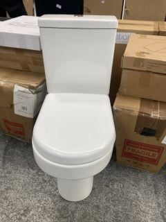 (COLLECTION ONLY) D-SHAPED CLOSED COUPLED TOILET WITH CISTERN FITTINGS, DUAL FLUSH TOP CHROME BUTTON & SEAT - RRP £325: LOCATION - D4