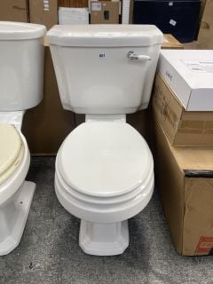 (COLLECTION ONLY) TRADITIONAL STYLED CLOSED COUPLED TOILET COMPLETE WITH CISTERN FITTINGS & FLUSH HANDLE WITH WHITE WOODEN TOILET SEAT - RRP £445: LOCATION - D4