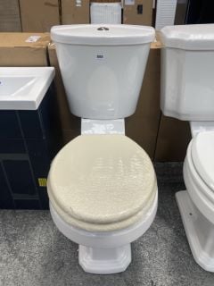 (COLLECTION ONLY) CLOSED COUPLED TOILET WITH ALL CISTERN FITTINGS, DUAL FLUSH TOP CHROME BUTTON & IVORY WOODEN SEAT - RRP £375: LOCATION - D4