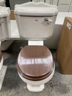 (COLLECTION ONLY) TRADITIONAL STYLED TOILET WITH CISTERN FITTINGS, FLUSH HANDLE & WOOD EFFECT SEAT - RRP £385: LOCATION - C4