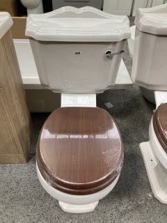 (COLLECTION ONLY) TRADITIONAL STYLED TOILET WITH CISTERN FITTINGS, FLUSH HANDLE & WOOD EFFECT SEAT - RRP £385: LOCATION - C4