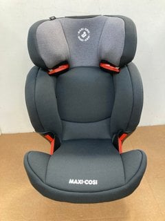 MAXI-COSI UNIVERSAL CAR SEAT IN GREY: LOCATION - E2