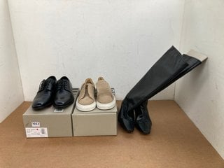 3 X PAIRS OF ASSORTED FOOTWEAR TO INCLUDE JOHN LEWIS & PARTNERS SLIM DERBY MENS SHOES IN BLACK- UK SIZE 8: LOCATION - E4