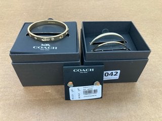 3 X ASSORTED COACH JEWELLERY ITEMS TO INCLUDE 2 PIECE BANGLE SET IN GOLD COLOUR- RRP £95.00: LOCATION - E5