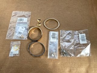 8 X ASSORTED JEWELLERY ITEMS TO INCLUDE DPT ANTWERP PAIR OF GOLD HOOP EARRINGS: LOCATION - E5