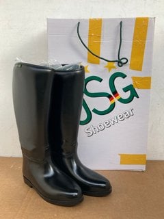 USG SHOEWEAR LADIES HAPPY BOOT PVC RIDING BOOTS IN BLACK- UK SIZE 4: LOCATION - E6