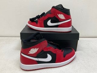 NIKE AIR JORDAN 1 MID TRAINERS IN BLACK/WHITE/GYM RED - UK SIZE 10 - RRP £130: LOCATION - BOOTH