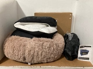 4 X PET ITEMS TO INCLUDE LARGE FLUFFY ROUND DOG BED IN PINK: LOCATION - H6