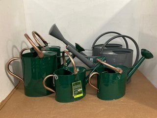 6 X METAL WATERING CANS TO INCLUDE SPEAR AND JACKSON SMALL GREEN WATERING CAN WITH BRASS HANDLES: LOCATION - H5