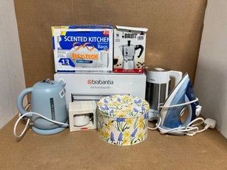 8 X KITCHENWARE ITEMS TO INCLUDE BRABANTIA FALL FRONT BREAD BIN & KIRKLAND SCENTED KITCHEN DRAWSTRING BAGS: LOCATION - H3