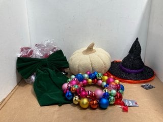 QTY OF DECORATIONS TO INCLUDE PURPLE AND ORANGE GLITTER WITCH HAT: LOCATION - G1