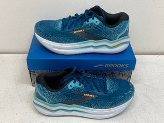 BROOKS GHOST MAX 2 MENS RUN & WALK TRAINERS IN TURQUOISE - UK SIZE 7 - RRP £145: LOCATION - BOOTH