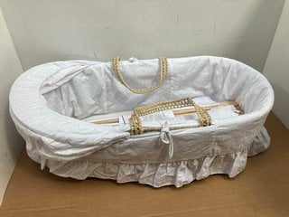 KINDER VALLEY MOSES BASKET WITH LEGS IN WHITE: LOCATION - G11