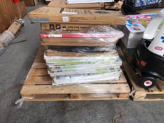 PALLET OF ASSORTED SAFETY GATES TO INCLUDE REGALO METAL WALK THROUGH SAFETY GATE: LOCATION - A5 (KERBSIDE PALLET DELIVERY)