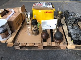 (COLLECTION ONLY) PALLET OF ASSORTED ITEMS TO INCLUDE ANTIQUE BRASS OIL LAMP: LOCATION - B8