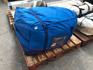 3 X ASSORTED ITEMS TO INCLUDE BERGHAUS FREEDOM 7 NIGHTFALL 7 PERSON INFLATABLE TENT IN BLUE: LOCATION - A8